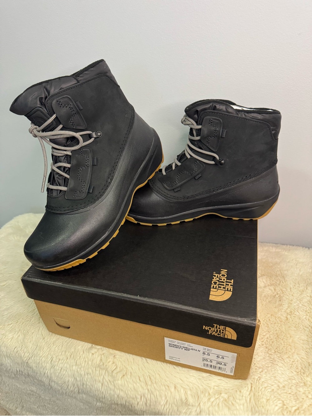 New in Box 🥾North Face Women's Shellista IV Shorty WP